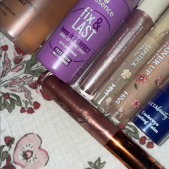 Makeup Bundle ๐๐๏ธ - Picture 2 of 3